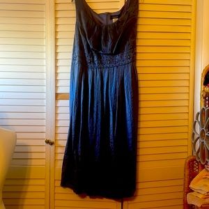 NWT. ELEGANT MIDI LENGTH DRESS